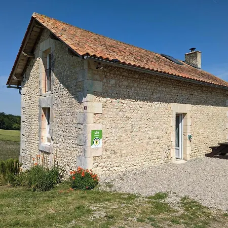 Casa de Férias Maison Isolee Avec Piscine Privee Et Spa, Charente - Fr-1-653-4
